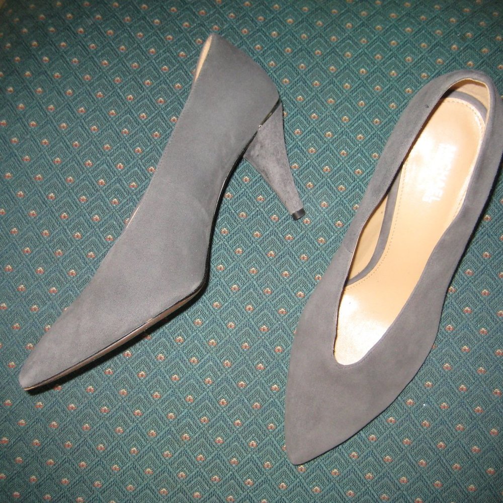 ❤️MICHAEL KORS Gray Suede Mid Heel Pumps Shoes Size 6 M Silver MK Logo